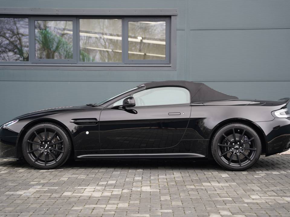 Immagine 18/50 di Aston Martin V12 Vantage S (2015)