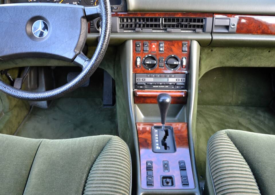 Immagine 17/25 di Mercedes-Benz 500 SEL (1984)