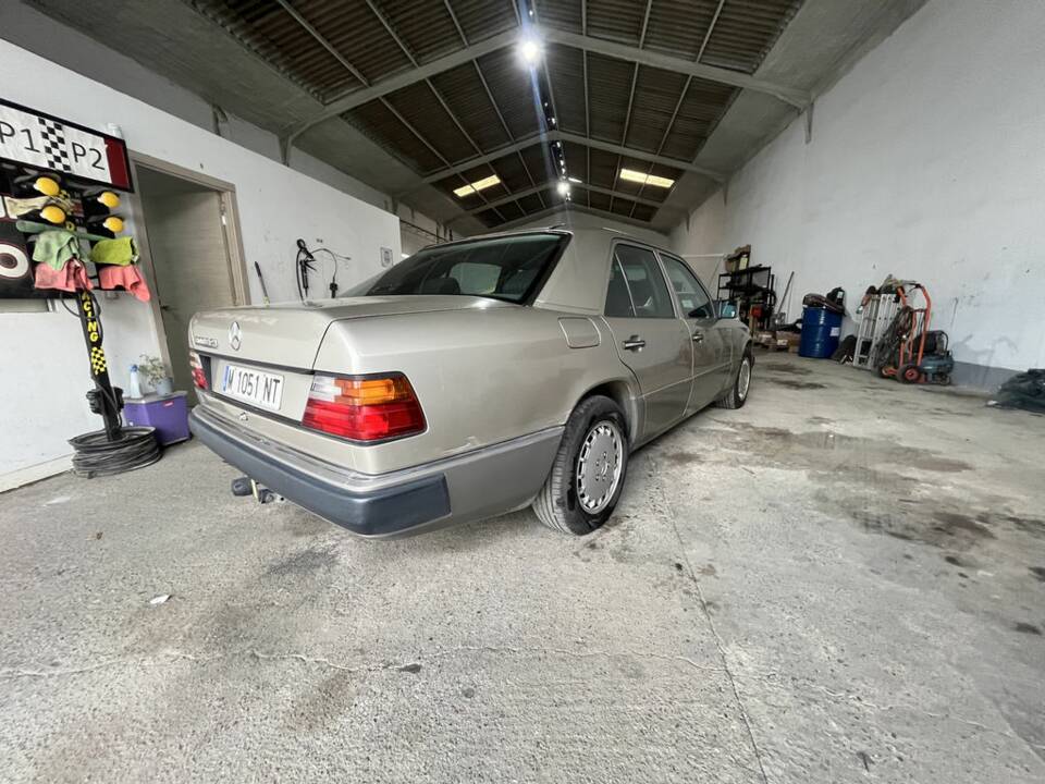 Bild 7/8 von Mercedes-Benz 300 E-24 (1992)
