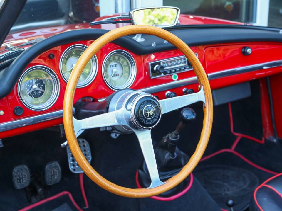 Image 21/50 of Alfa Romeo Giulia 1600 Spider (1963)
