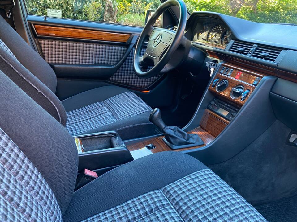 Bild 25/33 von Mercedes-Benz E 200 T (1994)
