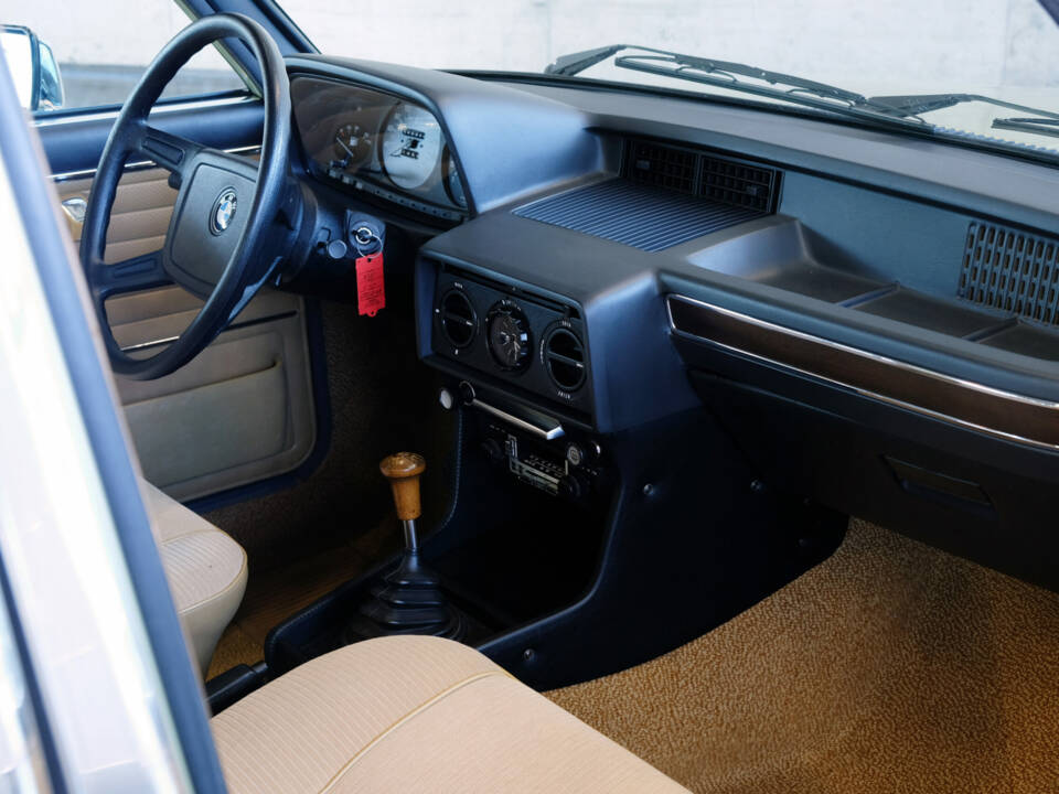 Image 20/24 of BMW 525 (1977)