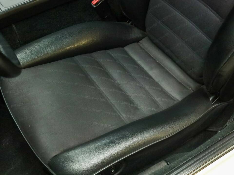 Obraz 43/50 pojazdu Porsche 944 (1986)