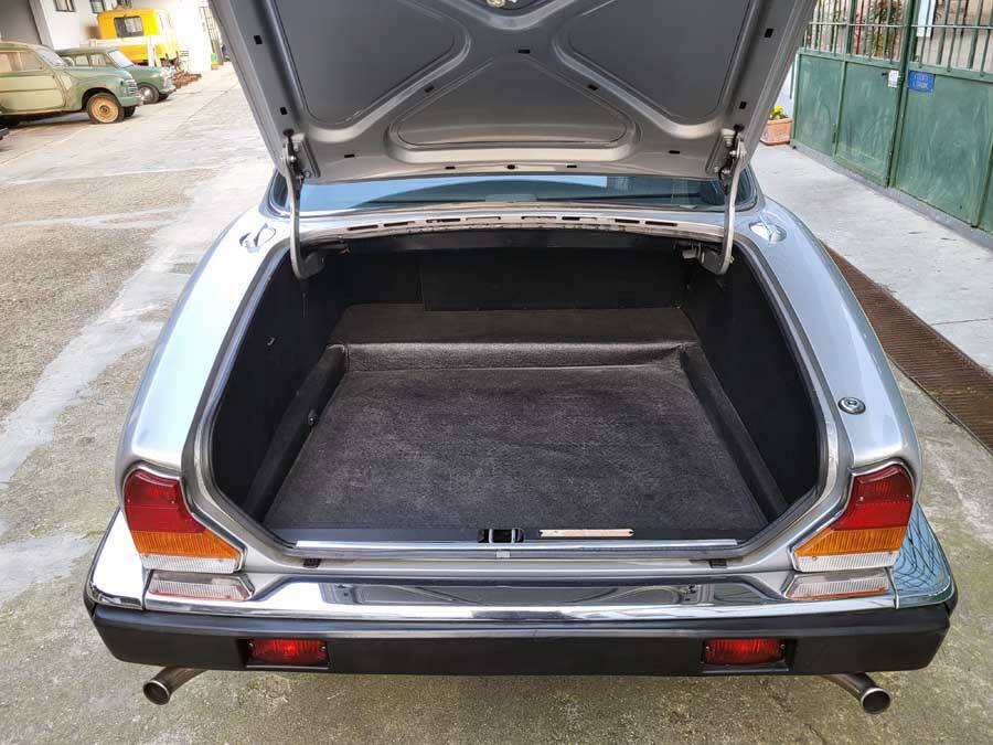 Image 30/39 of Jaguar XJ 6 4.2 (1982)