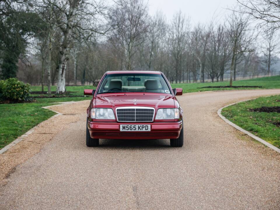 Immagine 7/47 di Mercedes-Benz E 220 (1995)
