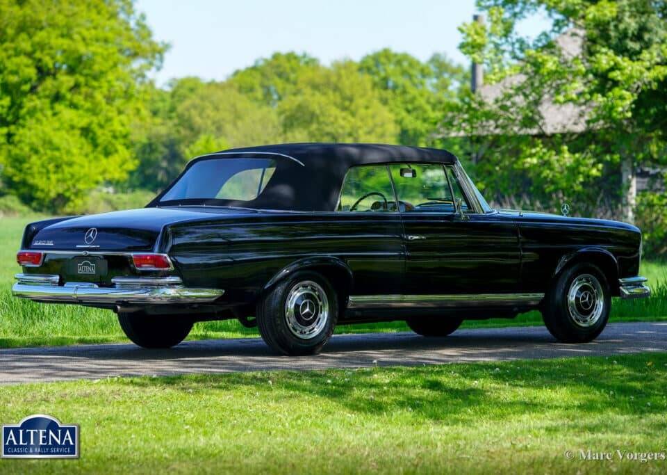 Image 41/52 de Mercedes-Benz 220 SE b (1963)