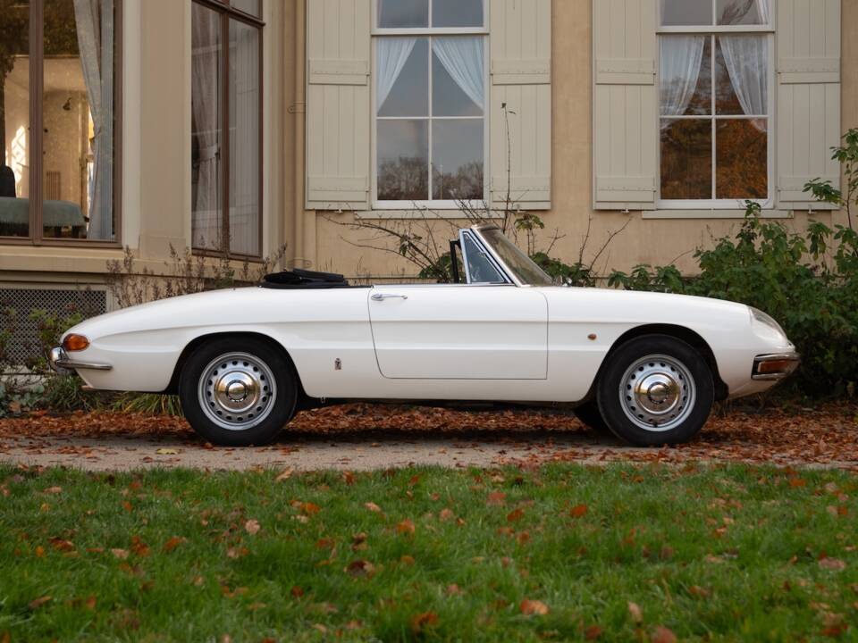 Image 47/50 de Alfa Romeo 1600 Spider Duetto (1967)
