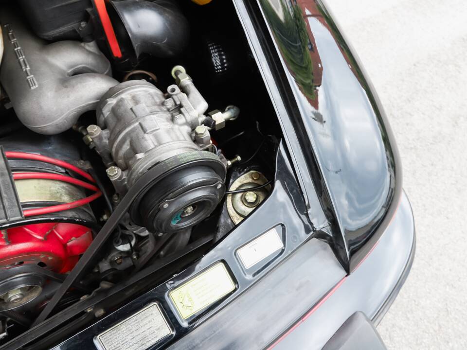 Image 60/108 de Porsche 911 Carrera 3.2 (1989)