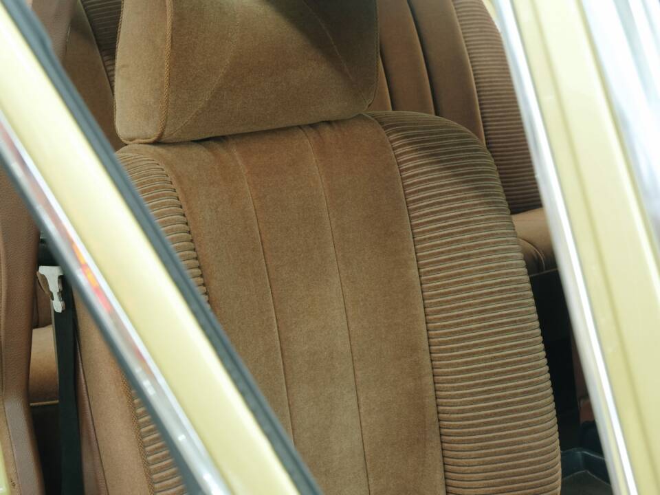 Image 36/50 de Mercedes-Benz 280 SE (1975)