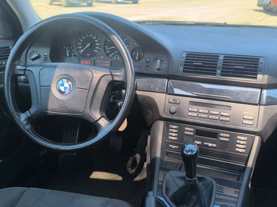 Image 36/42 of BMW 520i (1998)