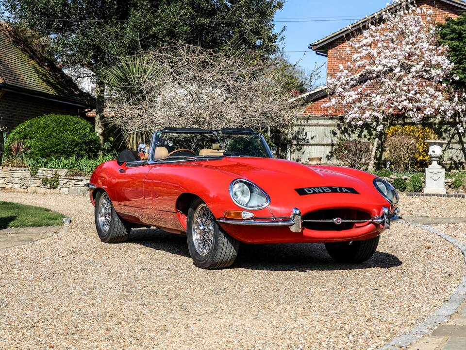 Image 17/41 de Jaguar E-Type (1968)