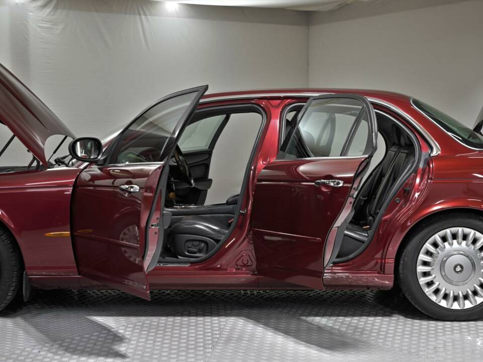 Image 17/50 of Jaguar XJR Super V8 (2004)