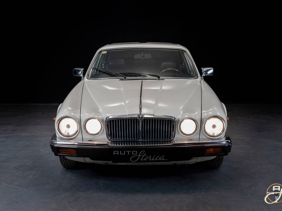 Image 8/22 of Jaguar XJ 12 (1986)