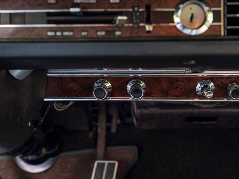 Image 21/28 of Ford LTD Country Squire (1968)
