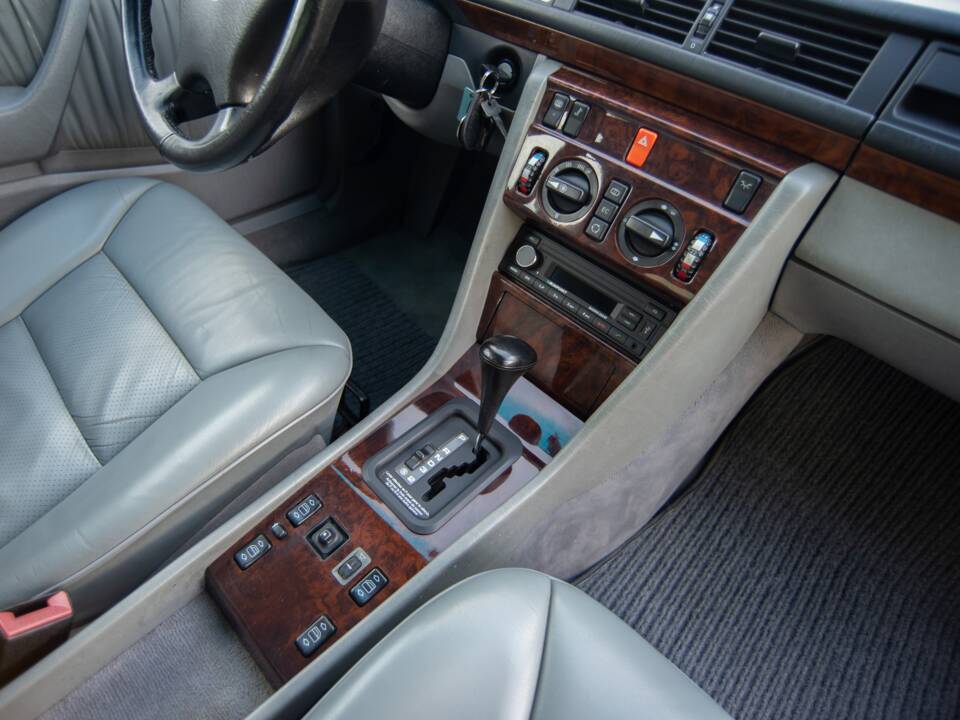 Bild 19/30 von Mercedes-Benz 300 CE (1992)