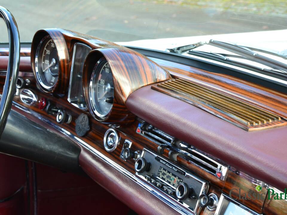 Image 32/50 of Mercedes-Benz 250 SE (1966)