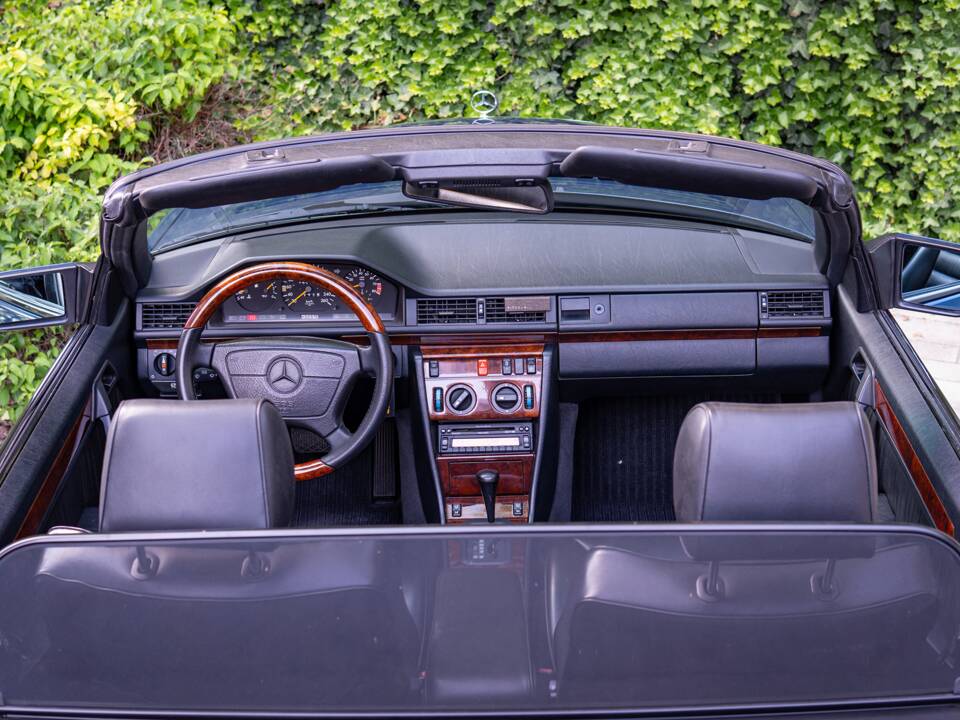 Obraz 21/50 pojazdu Mercedes-Benz 300 CE-24 (1992)