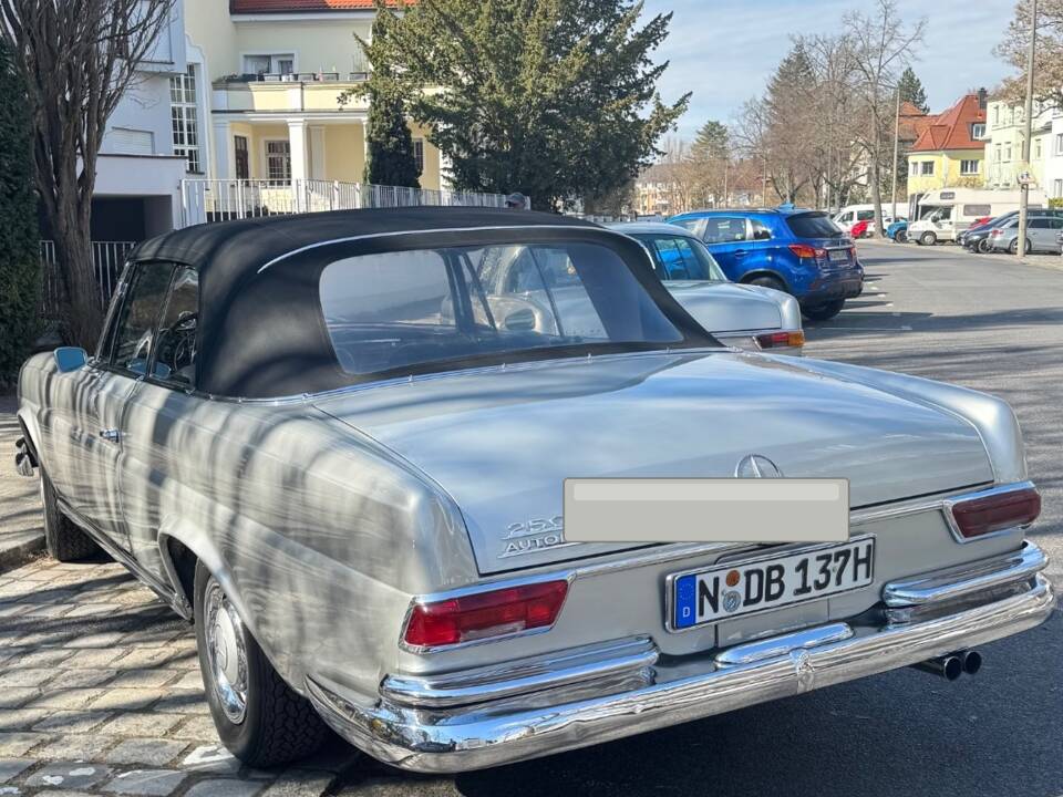 Image 11/37 de Mercedes-Benz 250 SE (1966)