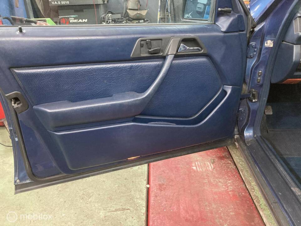 Bild 42/50 von Mercedes-Benz 300 E (1986)