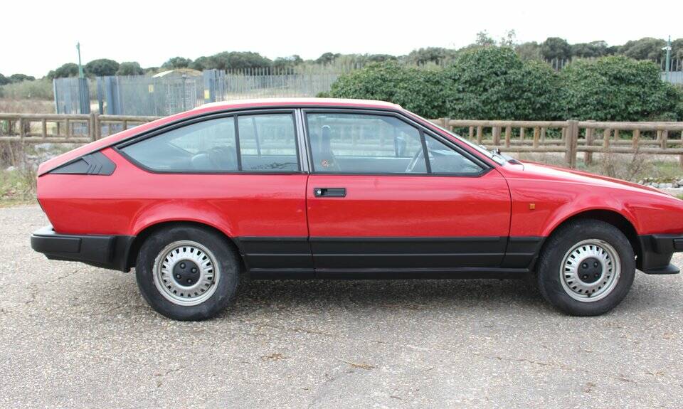 Image 6/8 of Alfa Romeo GTV 2.0 (1985)