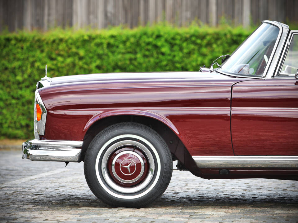 Image 23/71 of Mercedes-Benz 220 SE b (1961)