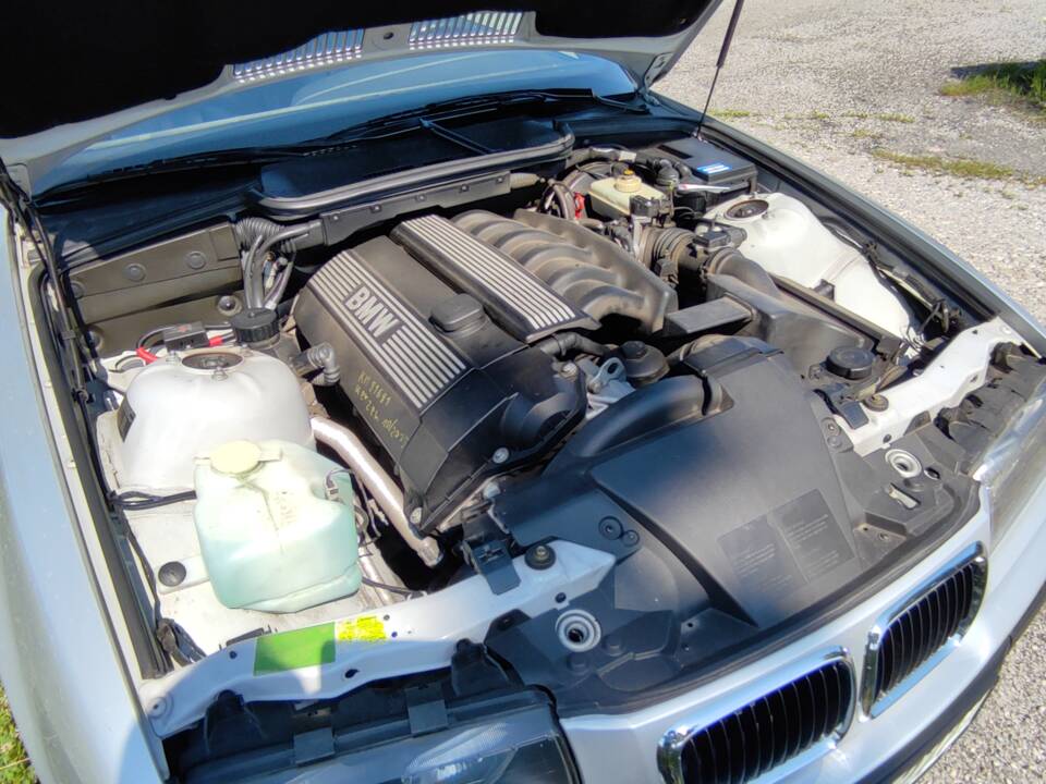 Bild 14/18 von BMW 320i (1998)