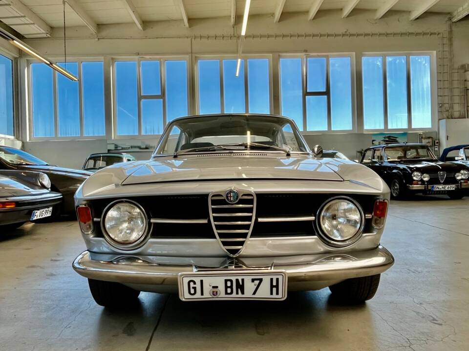 Image 22/39 of Alfa Romeo Giulia GT 1300 Junior (1970)