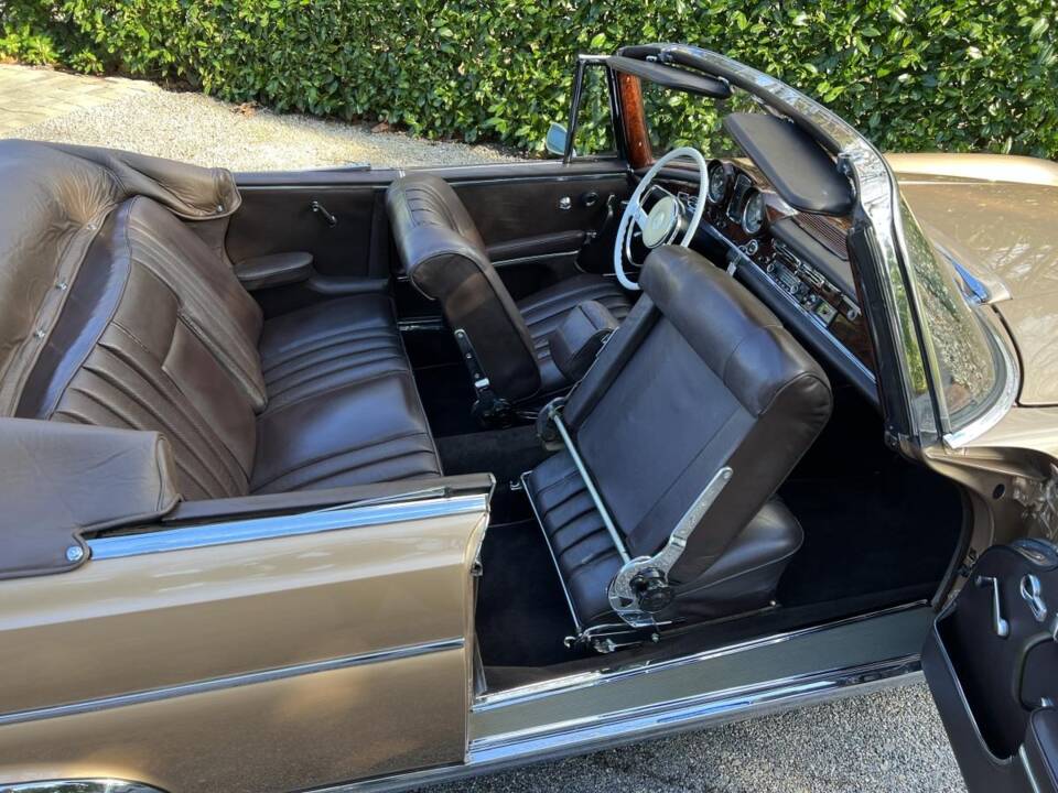 Image 18/22 of Mercedes-Benz 220 SE b (1963)