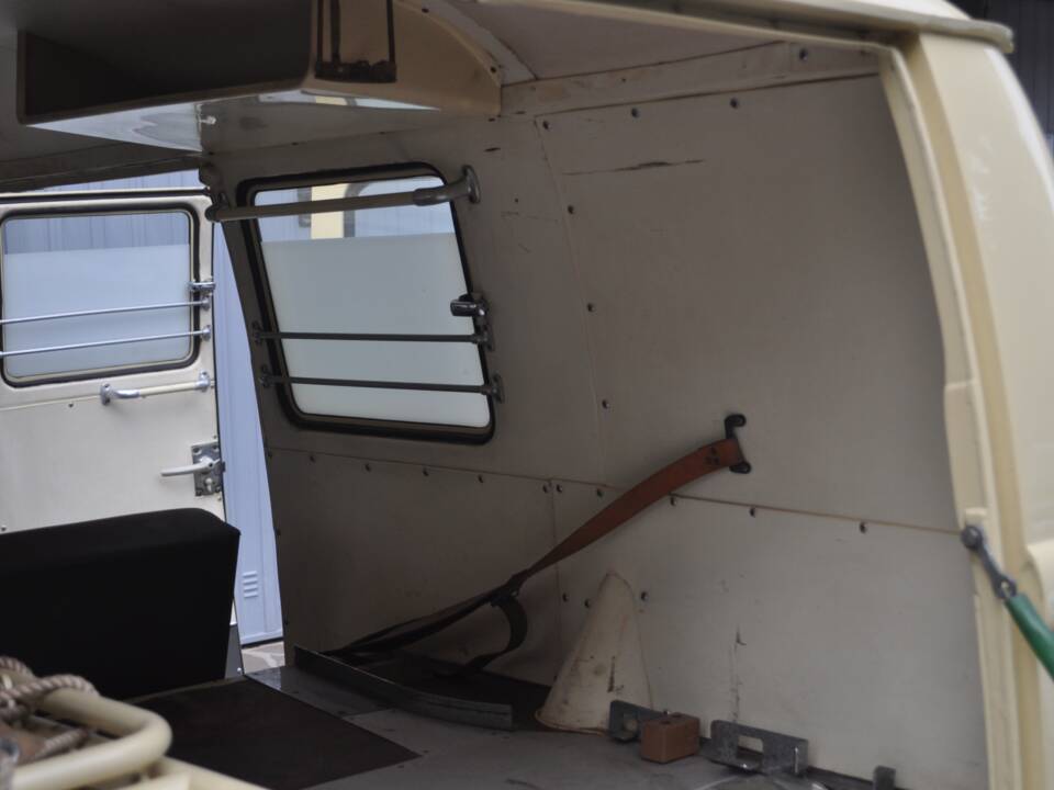 Image 19/31 of Volkswagen T1 minibus (1962)