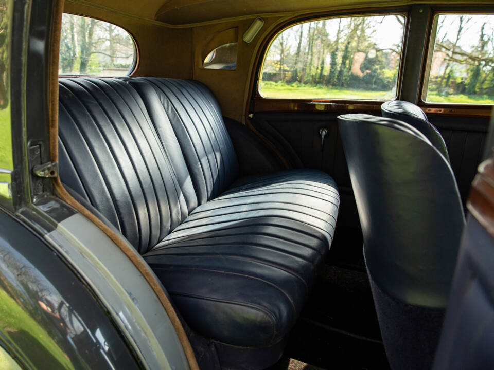Image 13/44 of Alvis 4.3 Liter Saloon (1938)