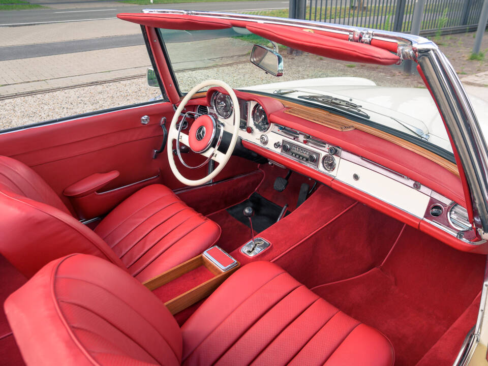 Image 35/60 of Mercedes-Benz 230 SL (1967)