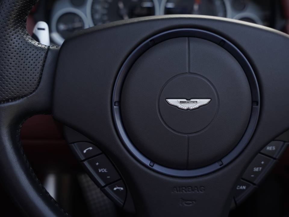 Immagine 37/50 di Aston Martin DBS Volante (2011)