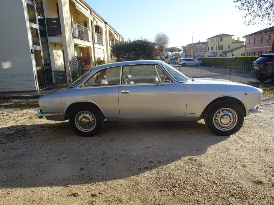 Bild 17/50 von Alfa Romeo 1750 GT Veloce (1971)