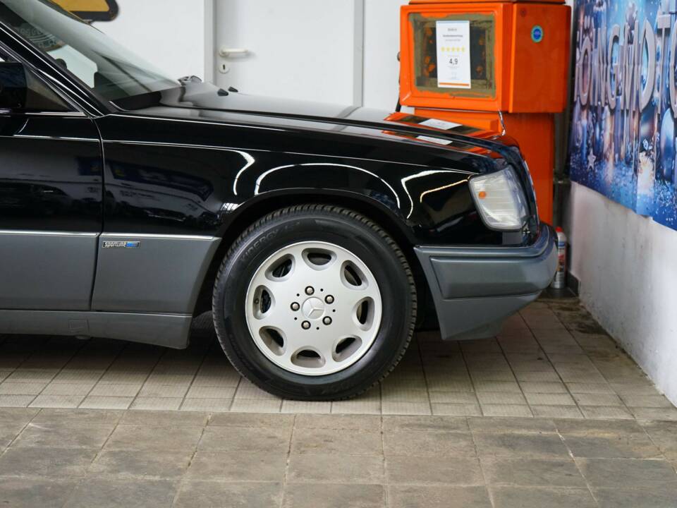 Obraz 39/40 pojazdu Mercedes-Benz E 320 (1993)