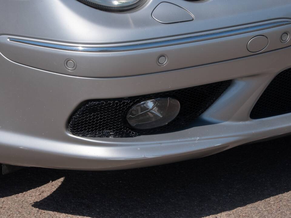 Image 28/50 of Mercedes-Benz CLK 55 AMG (2003)