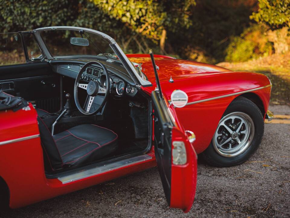 Image 6/8 of MG MGB GT (1972)