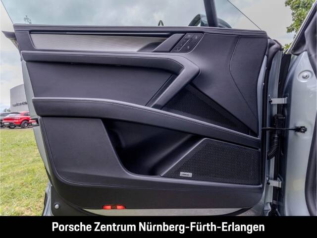 Image 36/50 of Porsche Cayenne S Electric (2026)
