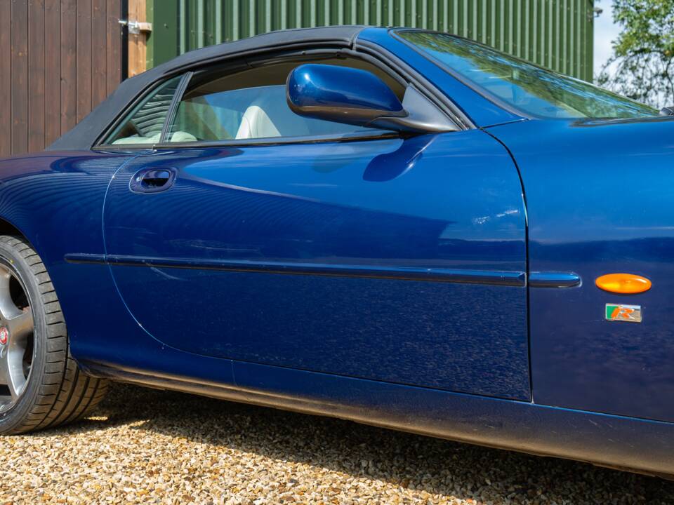 Image 34/50 of Jaguar XKR (2000)