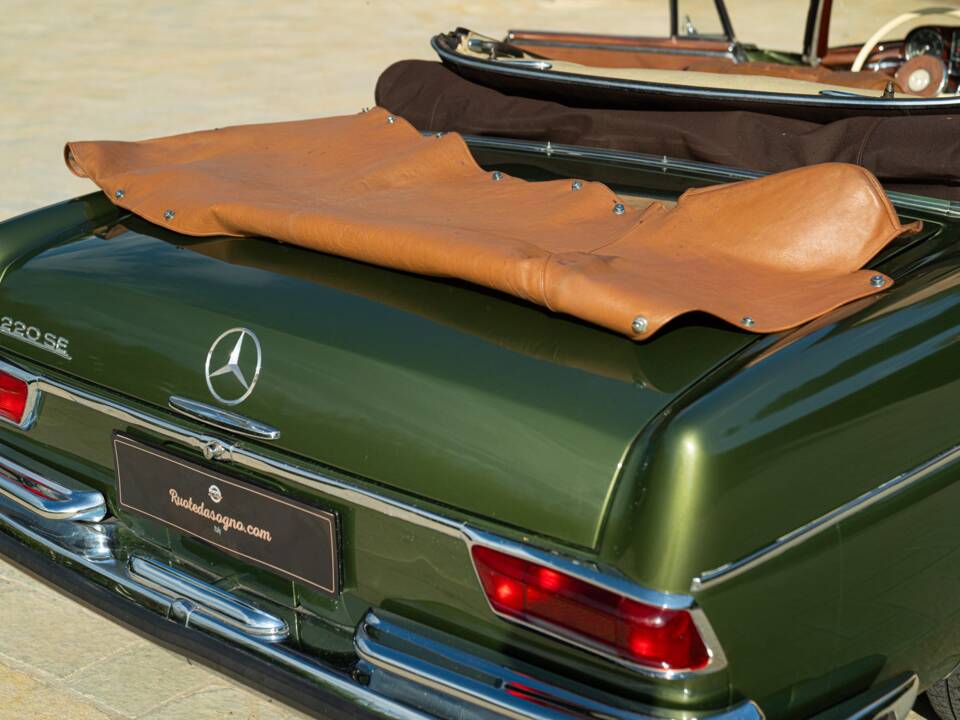 Imagen 29/50 de Mercedes-Benz 220 SE b (1964)