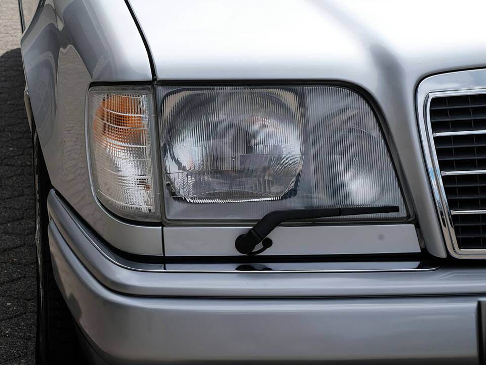 Image 31/69 of Mercedes-Benz E 320 (1994)