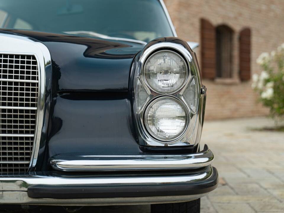 Image 17/50 of Mercedes-Benz 300 SEL 3.5 (1973)