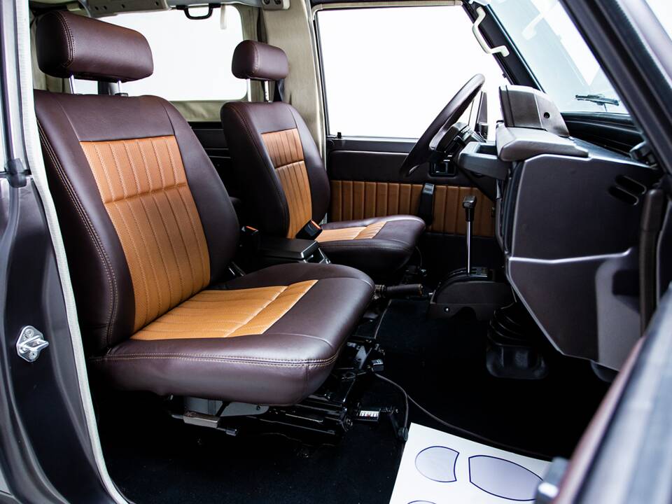 Image 15/42 of Toyota Land Cruiser FJ 62 (1985)