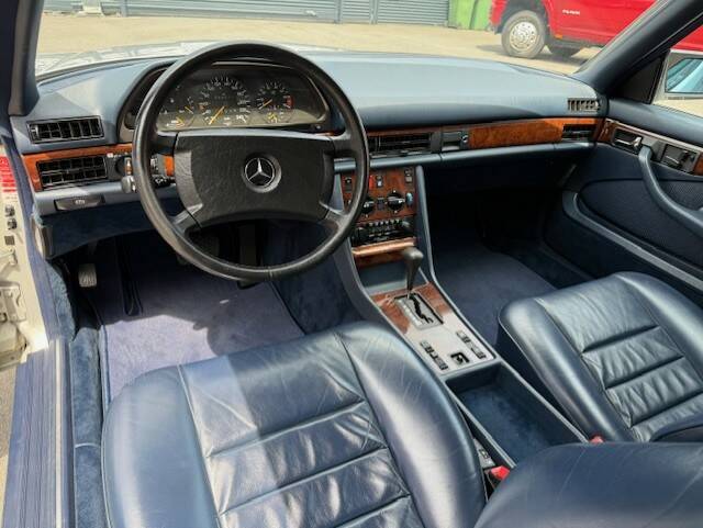 Afbeelding 12/27 van Mercedes-Benz 380 SEC (1984)