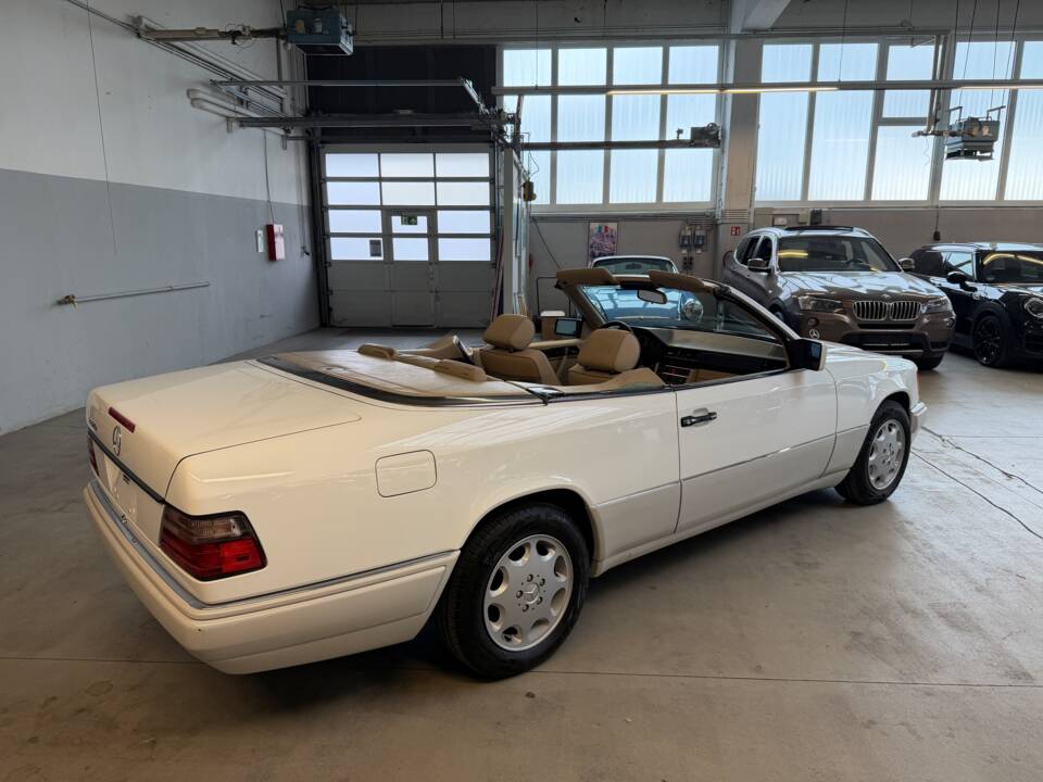 Bild 10/34 von Mercedes-Benz E 320 (1996)