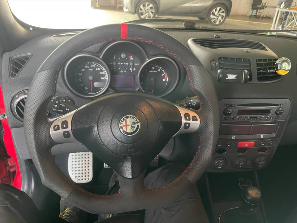 Immagine 13/15 di Alfa Romeo 147 3.2 GTA (2004)