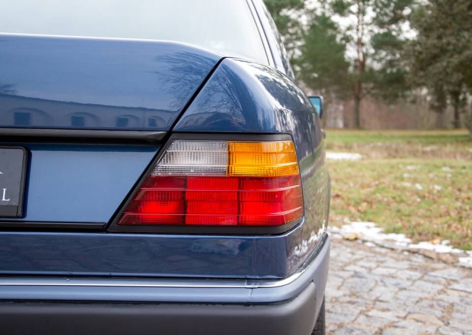 Bild 15/25 von Mercedes-Benz 300 E-24 (1991)