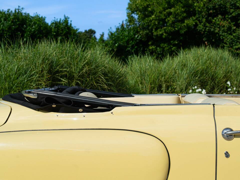 Image 13/50 of Studebaker Champion Regal DeLuxe Convertible (1950)