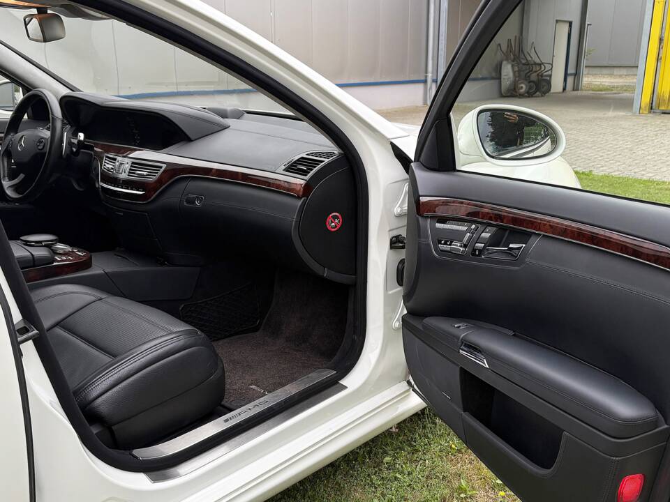 Bild 16/29 von Mercedes-Benz S 63 AMG (2007)