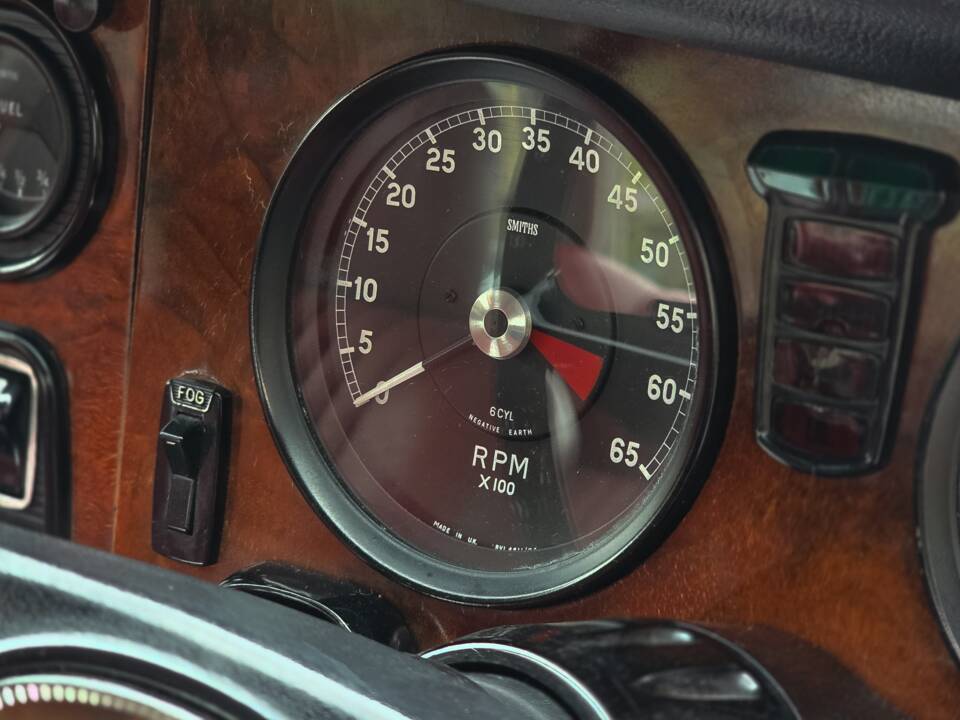 Image 25/50 of Jaguar XJ 6 4.2 (1972)