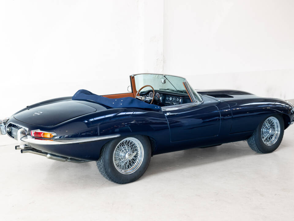 Image 6/48 de Jaguar E-Type (1967)